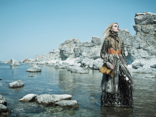 Картинка девушки саша+пивоварова блондинка мех юбка сумка скалы озеро