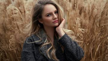 Картинка девушки -+блондинки +светловолосые трава блондинка пальто