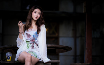 Картинка девушки -+азиатки платье поза