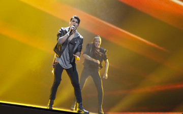 Картинка туджи+кешткар+ норвегия музыка -евровидение певец танцовщица сцена