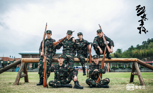 Обои картинки фото lie huo jun xiao, кино фильмы, -unknown , другое, парни, девушка, форма, армия, оружие, бревно