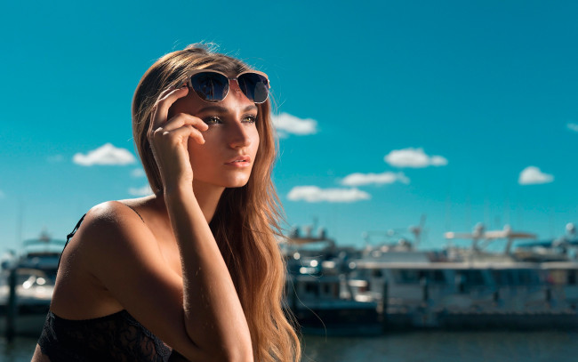 Обои картинки фото ilvy kokomo, девушки, ilvy, kokomo, очки, порт, девушка, модель, шатенка, красотка, красавица, флирт, стройная, фигура, сексуальная, секси, поза, взгляд, макияж