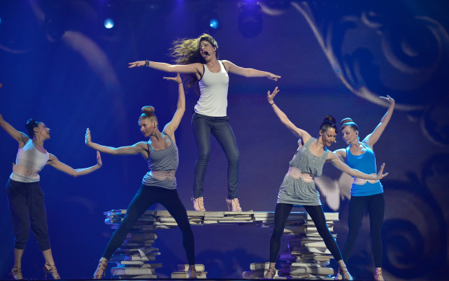 Обои картинки фото иви адаму , кипр, музыка, -евровидение, иви, адаму, певица, сцена, подтанцовка