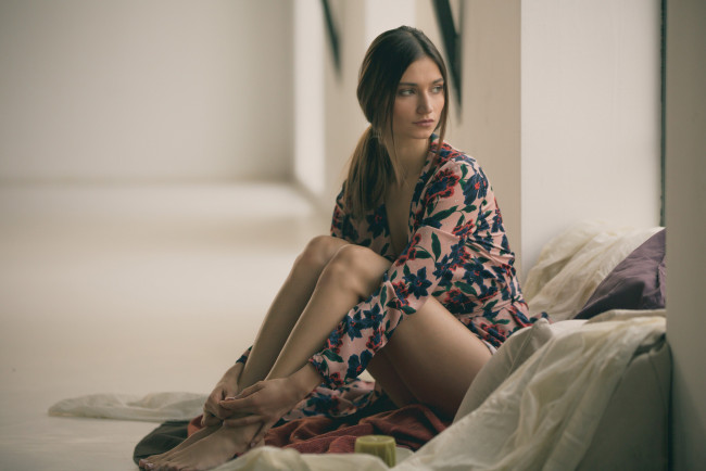 Обои картинки фото ilvy kokomo, девушки, ilvy, kokomo, девушка, модель, шатенка, красотка, красавица, флирт, стройная, фигура, сексуальная, секси, поза, взгляд, макияж