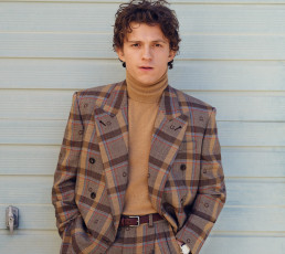 обоя мужчины, tom holland, томас, стэнли, холланд, thomas, stanley, holland, актер, мужчина, знаменитости, tom, костюм, водолазка, стиль, фотосессия, 2021, года, кингстон, великобритания