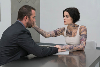 Картинка кино+фильмы blindspot+ сериал мужчина женщина тату майка стол папка