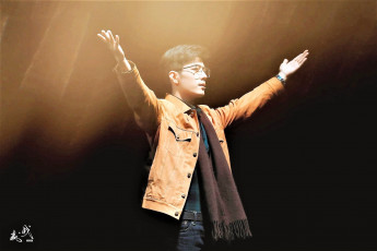 Картинка мужчины xiao+zhan актер очки куртка шарф жест