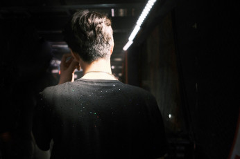 Картинка мужчины wang+yi+bo спина футболка блестки