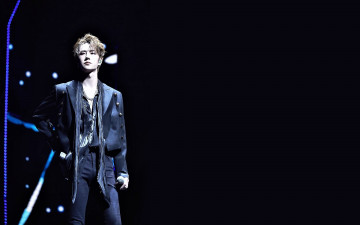 Картинка мужчины wang+yi+bo актер певец шарф микрофон