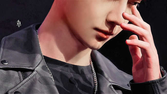 Обои картинки фото мужчины, wang yi bo, лицо, куртка, рука, цепь