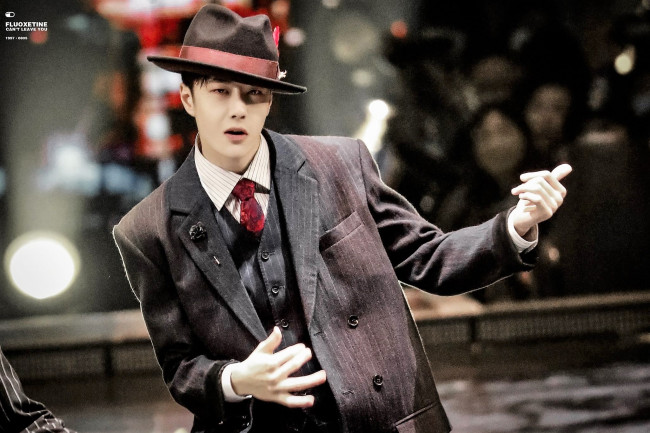 Обои картинки фото мужчины, wang yi bo, костюм, шляпа, танец