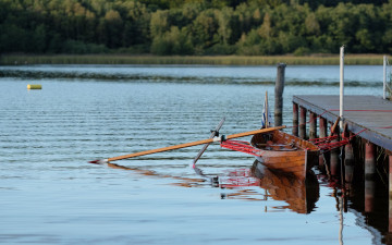Картинка корабли лодки +шлюпки река лодка мостки
