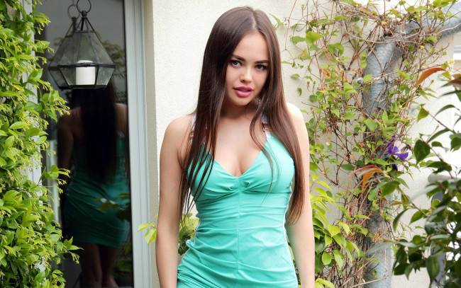 Обои картинки фото девушки, li moon, фонарь, азиатка, декольте