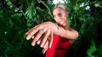 Картинка девушки vanessa+kirby блондинка платье браслет кольцо джунгли