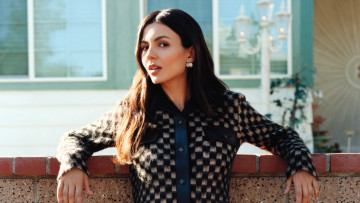 Картинка девушки victoria+justice актриса шатенка блузка дом