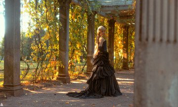 Картинка девушки tenletters образ косплей наряд костюм платье блондинка осень дворец колонны виноград