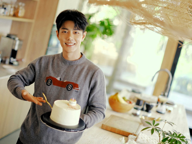 Обои картинки фото мужчины, xiao zhan, актер, свитер, торт, кухня