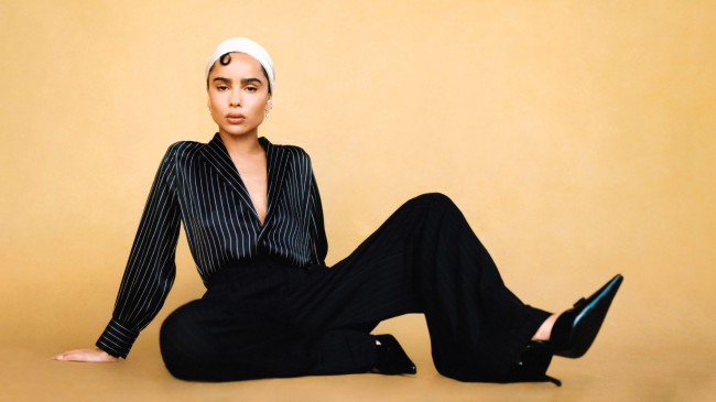 Обои картинки фото девушки, zoe kravitz, актриса, шапочка, блузка, штаны, каблуки