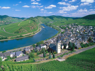Картинка city of bremm and moselle river germany города пейзажи