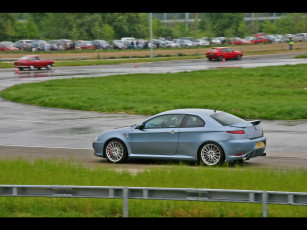 Картинка alfa romeo автомобили ограждение стоянка трек