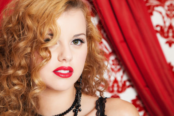 Картинка Jessie+Rogers девушки   локоны макияж серьги бусы