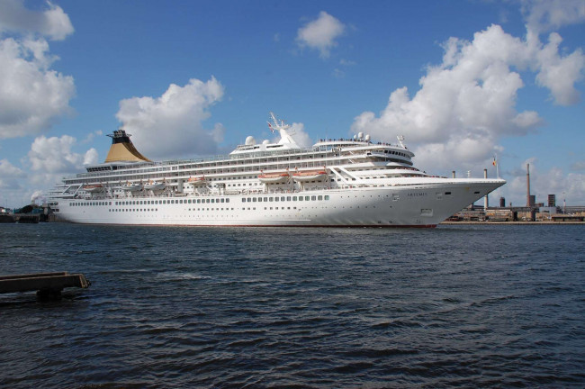 Обои картинки фото artemis, корабли, лайнеры, стоянка, лайнер, порт