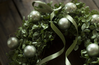 Картинка праздничные шарики венок ленточка