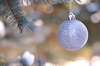 Картинка праздничные шарики серебряный