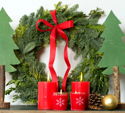 Обои картинки фото праздничные, новогодние свечи, венок, свечи, лента, шишка