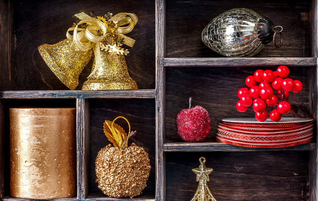 Обои картинки фото праздничные, украшения, ящик, колокольчики, свеча, лента