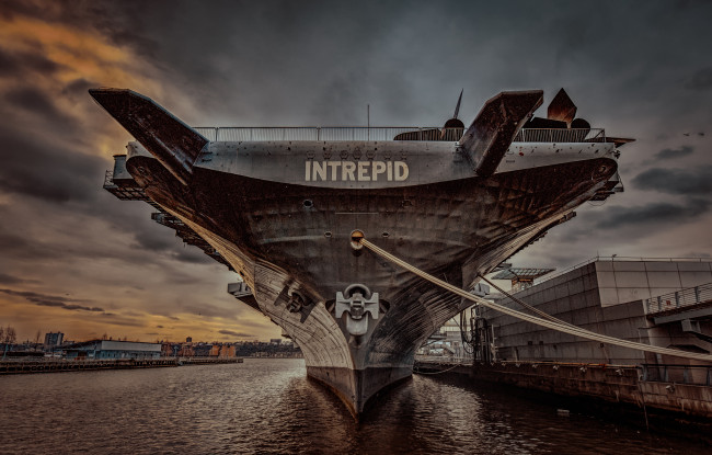 Обои картинки фото uss intrepid nyc, корабли, авианосцы,  вертолётоносцы, причал, швартовы, авианосец, сша