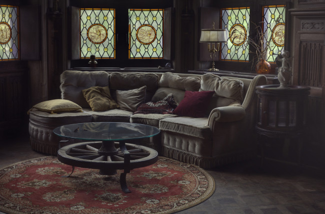 Обои картинки фото интерьер, гостиная, витражи, стол, лампа, подушки, диван, комната