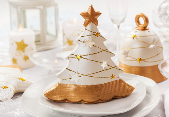 Обои картинки фото праздничные, украшения, сервировка, тарелки, ёлка