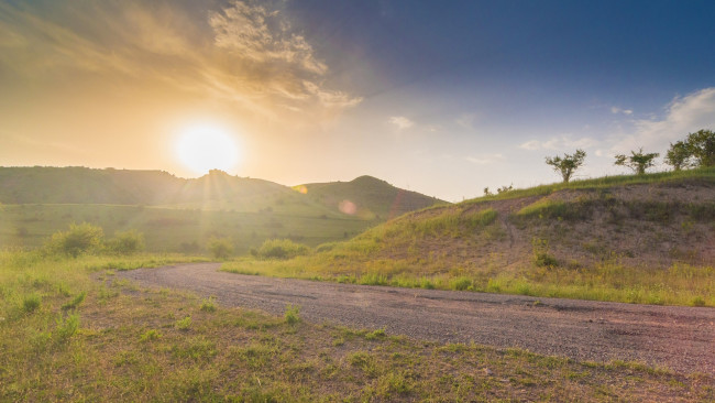 Обои картинки фото природа, восходы, закаты, солнце, поворот, дорога, трава, холмы, лучи