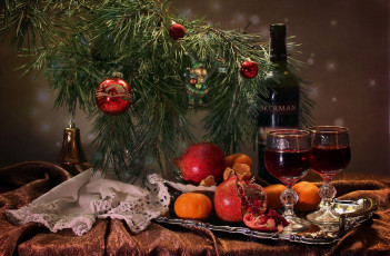 Картинка бренды бренды+напитков+ разное сосна игрушки вино бокалы мандарин гранат бутылка