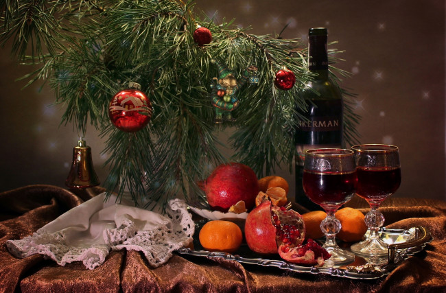 Обои картинки фото бренды, бренды напитков , разное, сосна, игрушки, вино, бокалы, мандарин, гранат, бутылка