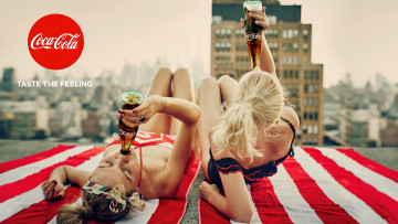 Картинка бренды coca-cola крыша девушки напиток слоган