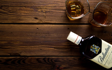 Картинка бренды ballantines бокалы бутылка виски лед
