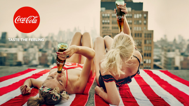 Обои картинки фото бренды, coca-cola, крыша, девушки, напиток, слоган