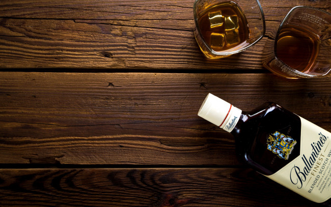 Обои картинки фото бренды, ballantines, бокалы, бутылка, виски, лед