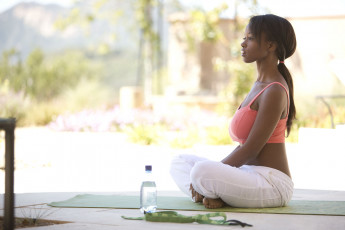 обоя jezabel vessir, девушки, jezabel, vessir, девушка, мулатка, темнокожая, чернокожая, поза, модель, красотка, взгляд, макияж