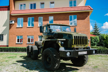 Картинка урал автомобили автомобиль грузовой здание