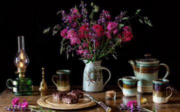 Картинка еда натюрморт букет лампа колокольчик пирожные кофе