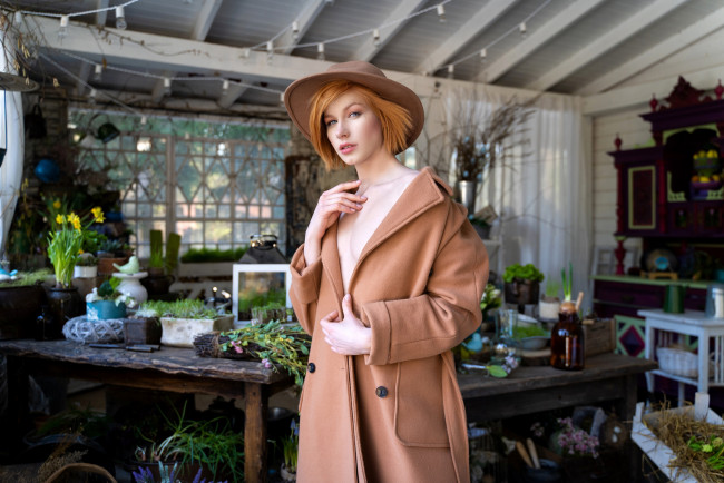 Обои картинки фото anastasia zhilina, девушки, анастасия жилина, anastasia, zhilina, пальто, шляпа, цветы, анастасия, жилина, девушка, модель, рыжеволосая, красотка, поза, флирт, стройная, сексуальная, фигура