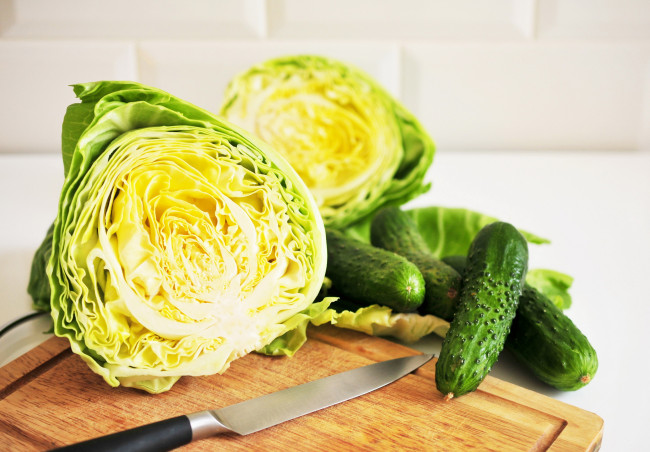 Обои картинки фото еда, овощи, белокочанная, капуста, свежие, огурцы