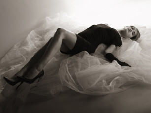 обоя kloe love, девушки, - черно-белые, девушка, женщина, шатенка, темноволосая, сексуальная, модель, звезда, позирует, разная, обувь, верхняя, стильная, одежда, нижнее, эротическое, бельё, трусы, лифчик, колготки, чулки, аксессуары, макияж, и, множество, элементов, на, фотографии