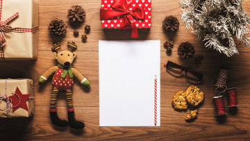 обоя праздничные, подарки и коробочки, подарки, фигурка, шишки, нитки, печенье, очки, бумага