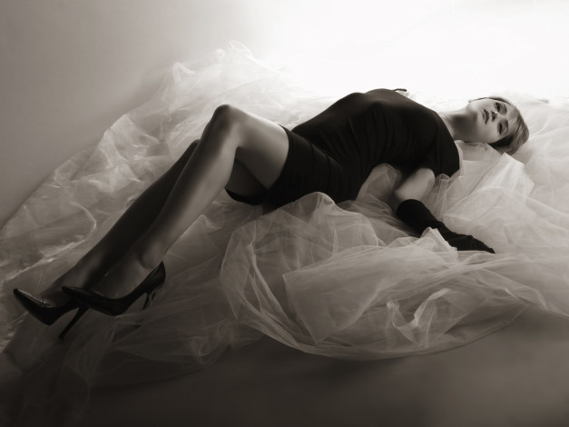 Обои картинки фото kloe love, девушки, - черно-белые, девушка, женщина, шатенка, темноволосая, сексуальная, модель, звезда, позирует, разная, обувь, верхняя, стильная, одежда, нижнее, эротическое, бельё, трусы, лифчик, колготки, чулки, аксессуары, макияж, и, множество, элементов, на, фотографии