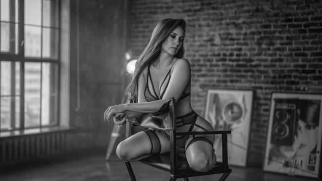 Обои картинки фото красивая девушка, девушки, - черно-белые, девушка, женщина, шатенка, темноволосая, сексуальная, модель, звезда, позирует, разная, обувь, верхняя, стильная, одежда, нижнее, эротическое, бельё, трусы, лифчик, колготки, чулки, аксессуары, макияж, и, множество, элементов, на, фотографии