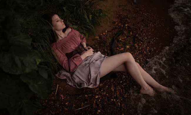 Обои картинки фото красивая девушка, девушки, - брюнетки,  шатенки, девушка, женщина, брюнетка, темноволосая, сексуальная, модель, звезда, позирует, разная, обувь, верхняя, стильная, одежда, нижнее, эротическое, бельё, трусы, лифчик, колготки, чулки, аксессуары, макияж, и, множество, элементов, на, фотографии